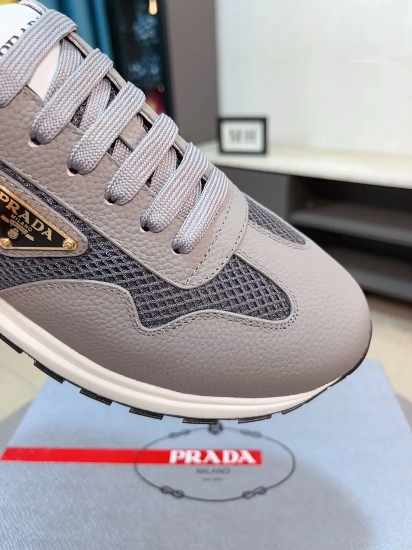 Men's shoes 💰580🌹🌹High-quality new Prada counters are launched simultaneously. The new men's shoes and 😘fabrics are selected from imported mesh and glue-spraying technology. Imported cowhide lining. 👍🏿High-end☄️Open-molded non-slip rubber outsole, exquisite lines, simple and elegant, comfortable and high-end for leisure travel. Code number: 38 to 44